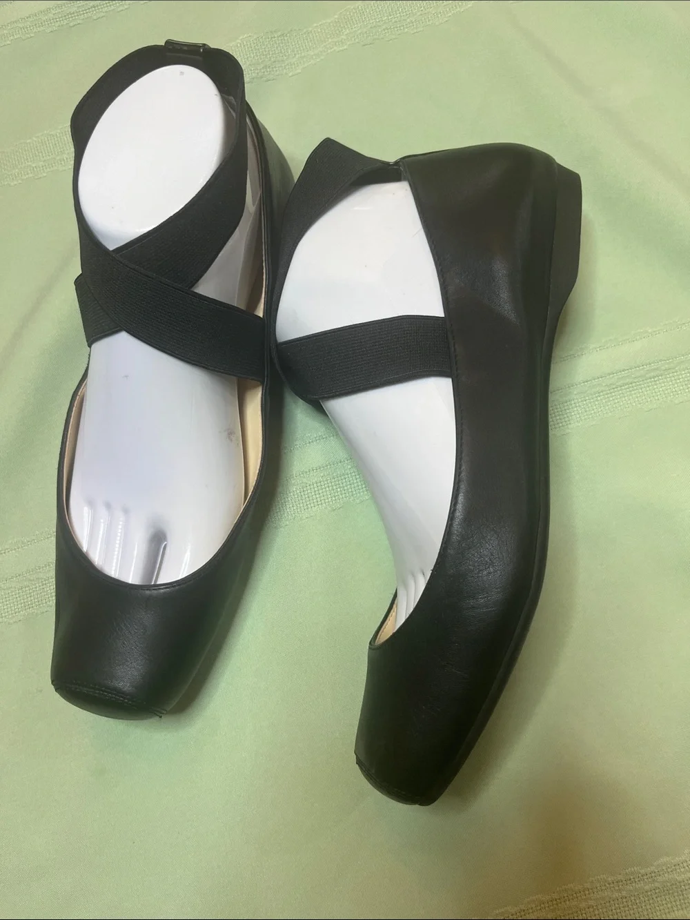 Jessica Simpson sleek black